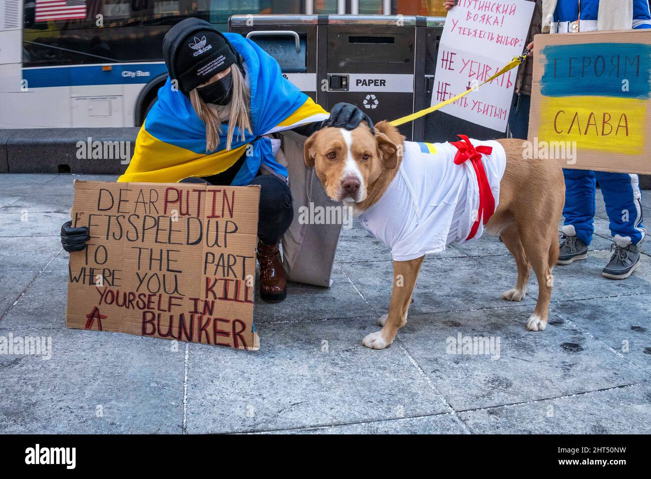 New York, New York, USA. 26.. Februar 2022. Hunderte von Demonstranten versammelten sich auf dem Times Square, um gegen die russische Invasion der Ukraine zu protestieren und ihre Sorgen über die Militäraktion Putins zu lüften. Die Wut über die Invasion der unabhängigen Nation durch Putin und die ungewisse Zukunft der Verwandten und der Nation zeigte sich auf den Gesichtern der Demonstranten und auf ihren Schildern. Die klare Botschaft war, dass sie der Ukraine beistehen, als sie die USA und die Welt aufriefen, der umgeschlagten Nation zu helfen. (Bild: © Milo Hess/ZUMA Press Wire) Stockfoto