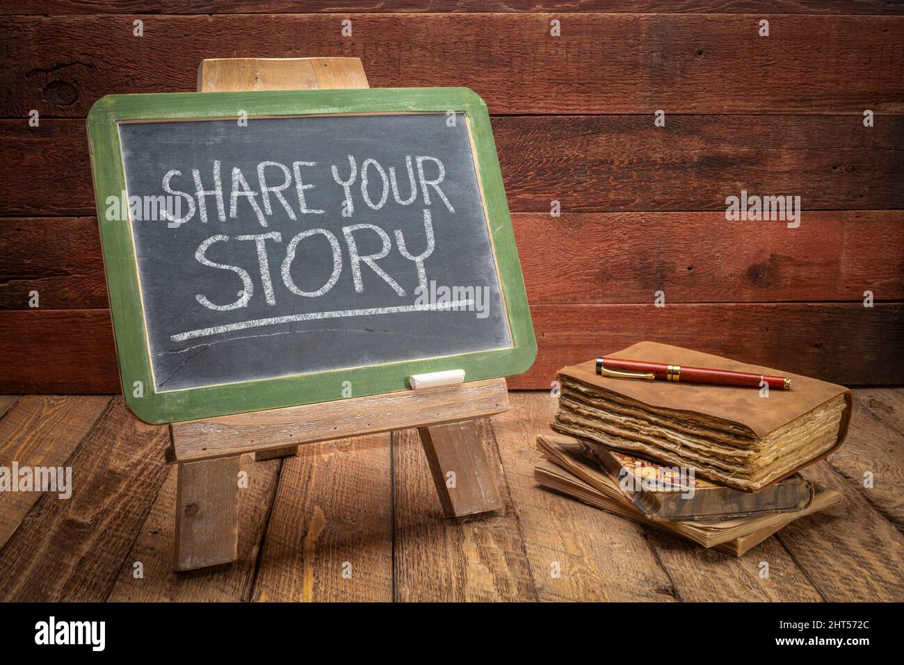 Teilen Sie Ihre Geschichte - motivierende Handschrift in einer weißen Kreide auf einer Schiefertafel, teilen Sie Erfahrungen und Weisheitskonzept Stockfoto