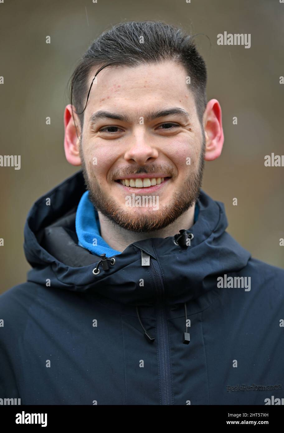Jena, Deutschland. 25.. Februar 2022. Tom Haufschild, Ehrenstudent an der Friedrich-Schiller-Universität in Jena, sammelt Bakterien am Ufer des Leutra-Flusses und sucht nach sogenannten magnetotaktischen Bakterien, die sich am Magnetfeld der Erde ausrichten. Quelle: Martin Schutt/dpa-Zentralbild/dpa/Alamy Live News Stockfoto