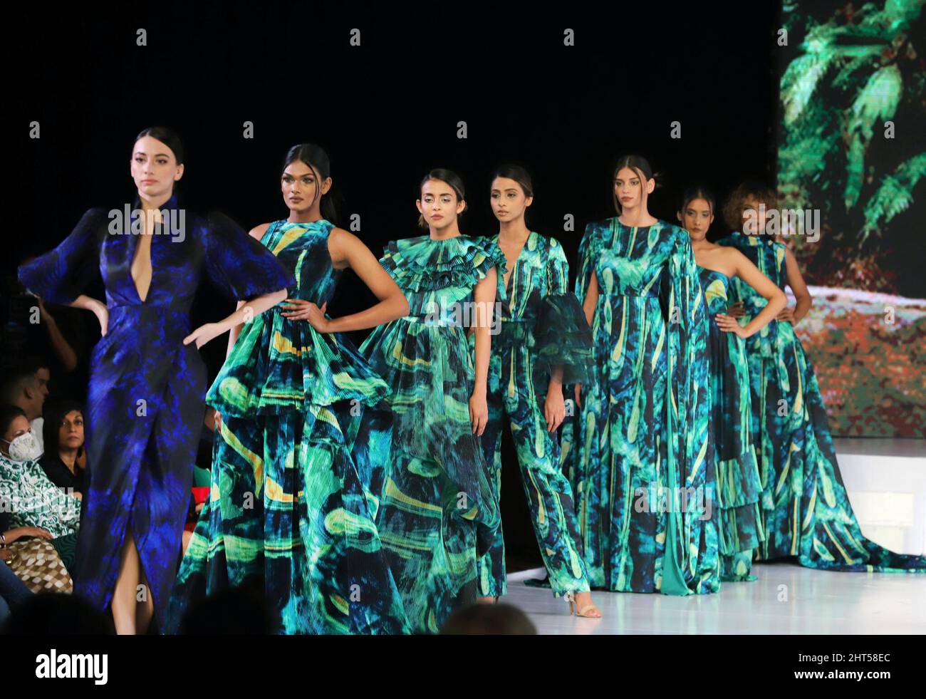 Colombo, Sri Lanka. 25.. Februar 2022. Models präsentieren Kreationen während der Colombo Fashion Week (CFW) in Colombo, Sri Lanka, am 25. Februar 2022. Quelle: Ajith Perera/Xinhua/Alamy Live News Stockfoto