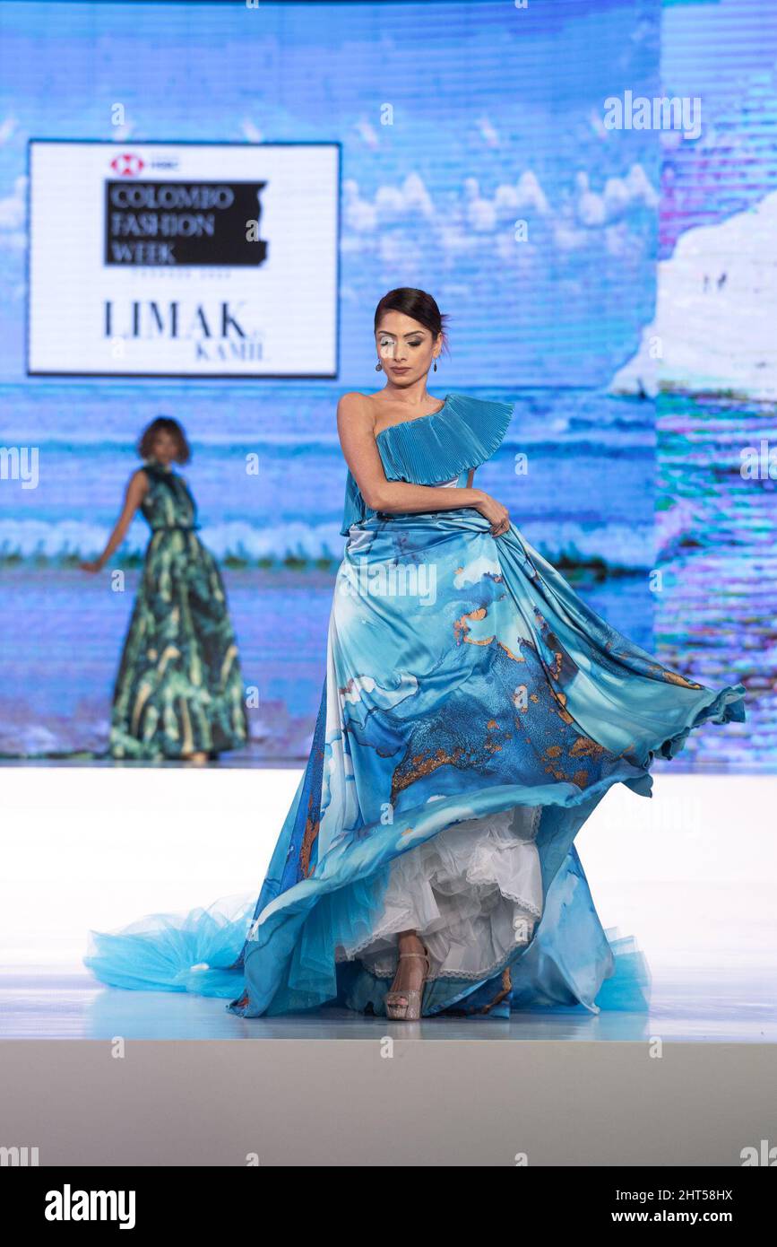 Colombo, Sri Lanka. 25.. Februar 2022. Models präsentieren Kreationen während der Colombo Fashion Week (CFW) in Colombo, Sri Lanka, am 25. Februar 2022. Quelle: Tang Lu/Xinhua/Alamy Live News Stockfoto