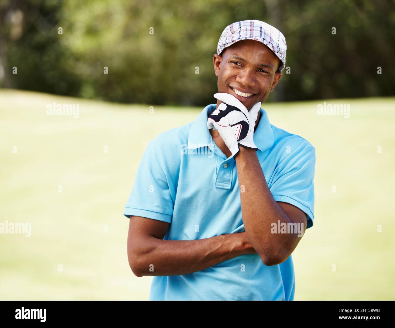 Zufrieden mit seinem Spiel. Aufnahme eines positiv aussehenden afroamerikanischen Golfprofis. Stockfoto