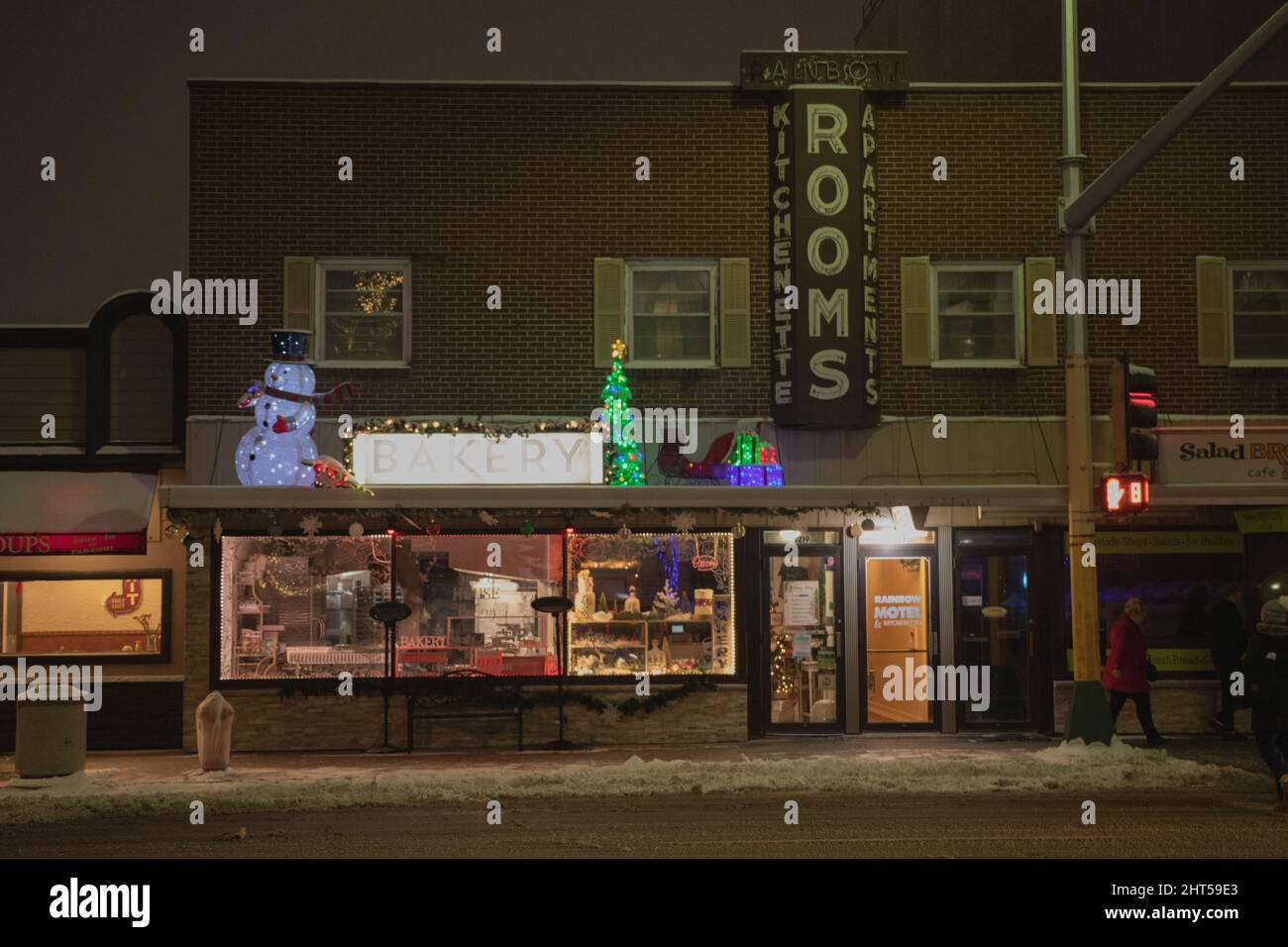 Die Bäckerei wurde zu einem Motel mit Weihnachtsdekorationen verschmolzen Stockfoto