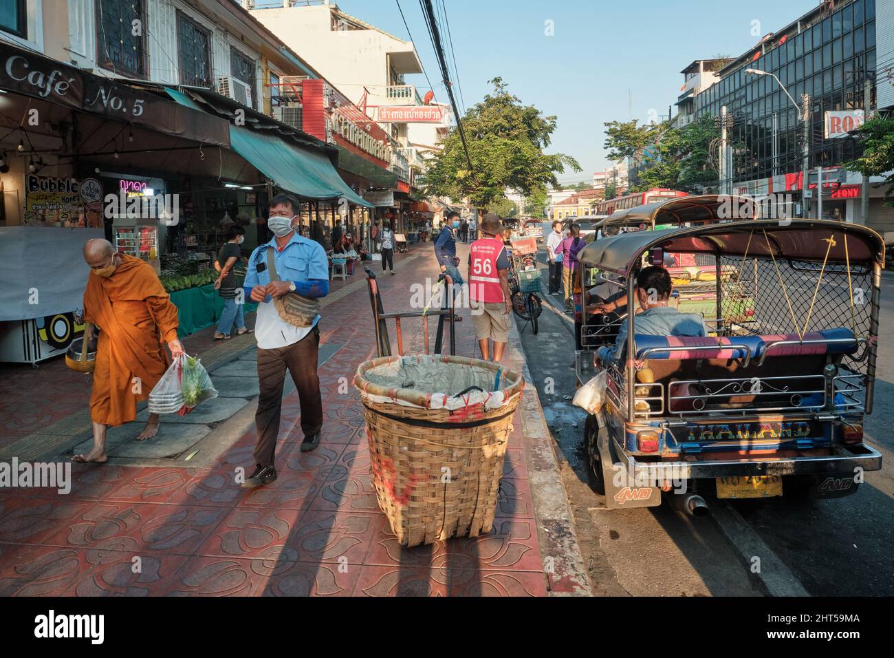 Straßenszene mit einem buddhistischen Mönch und Tuk-Tuks (Dreirad-Taxis) auf dem Pak Klong Talat (Markt), Bangkok, Thailand Stockfoto