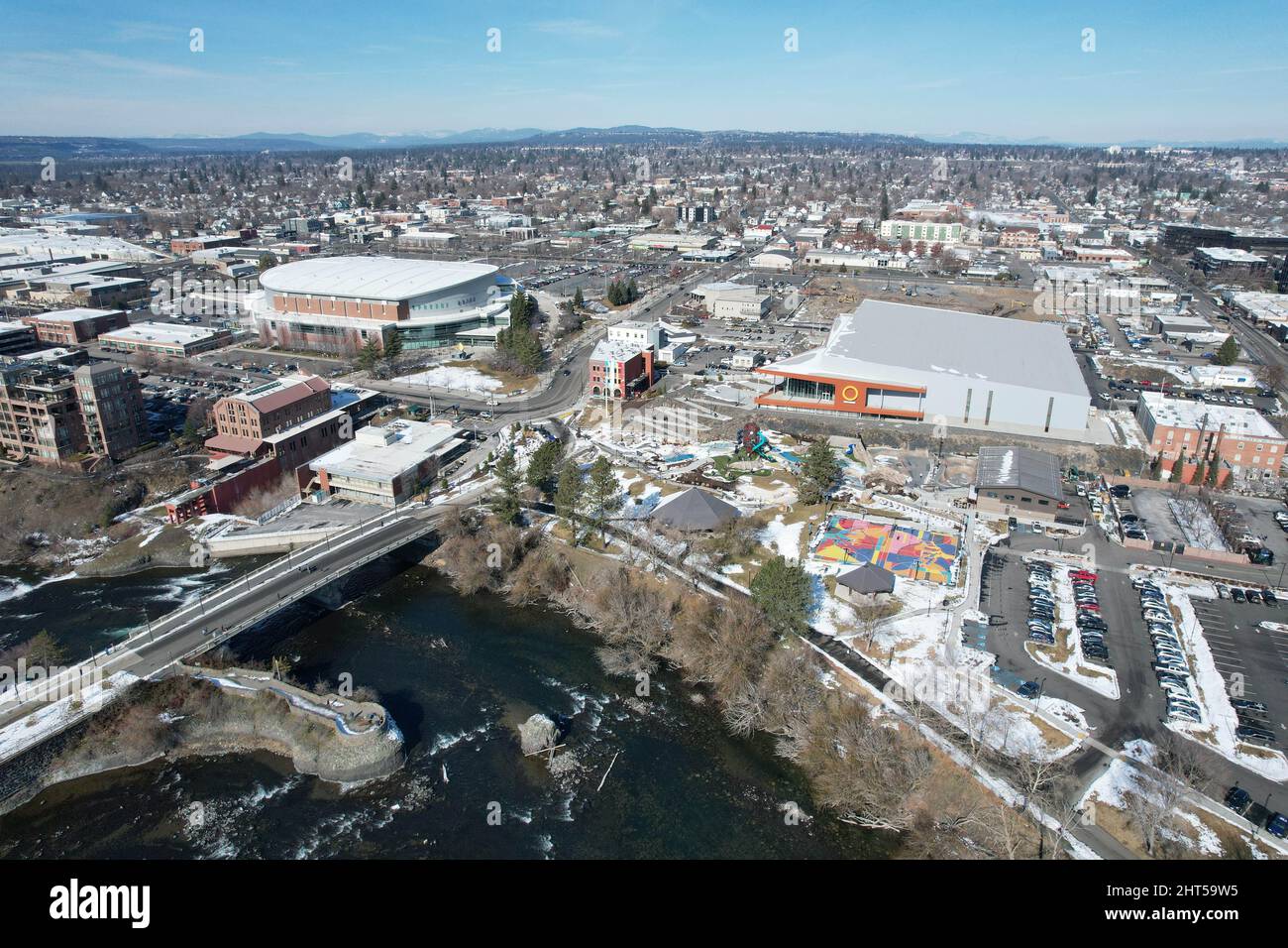 Eine Luftaufnahme des Podests, der Austragungsort der USA Indoor Track and Field Championships (rechts) und der Spokane Veterans Memorial Arena, Samstag, Feb Stockfoto