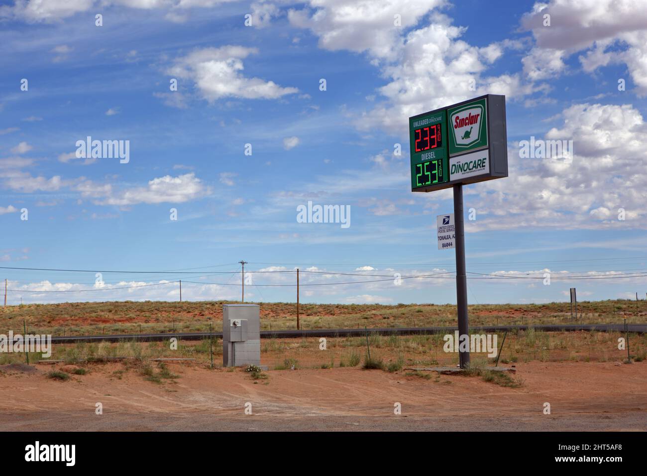 Ein Schild der Sinclair-Tankstelle an einem Pol bricht den Horizont in der Wüste von Tonalea, Arizona 86044, USA Stockfoto