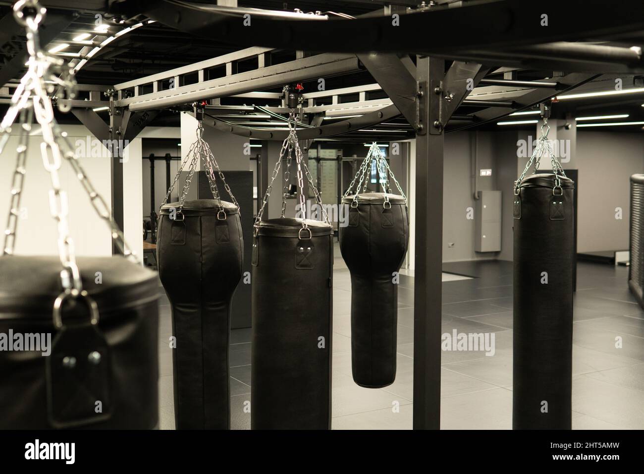 Bag Boxing Hintergrund Übung, für Power Kick im Kampf für schwere Taschen, Knockout Club. Leder Kreis dunkel, Aggression Stockfoto