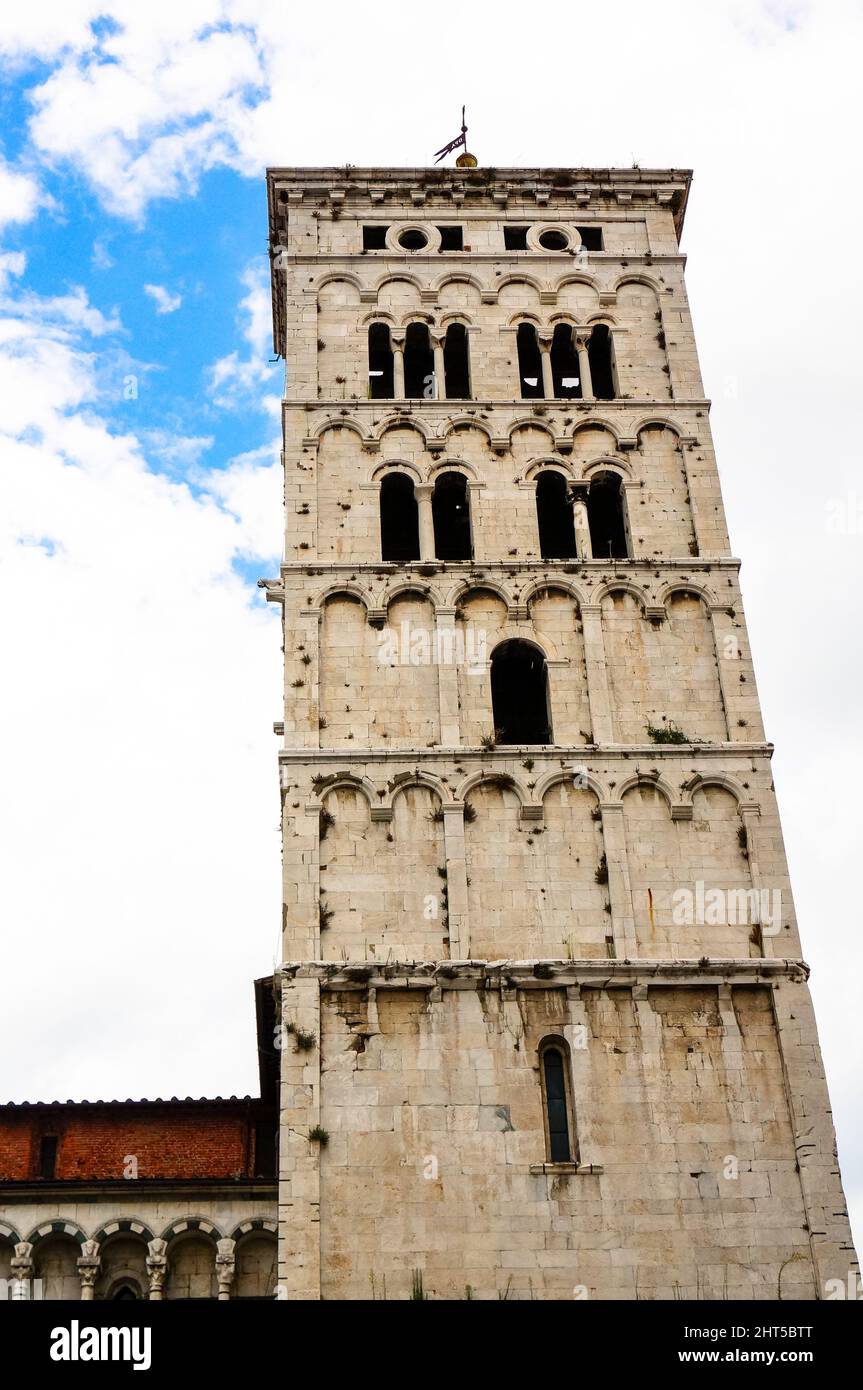 Low-Angle-Aufnahme von San Michele in Foro Basilika Kirche in Lucca, I Stockfoto