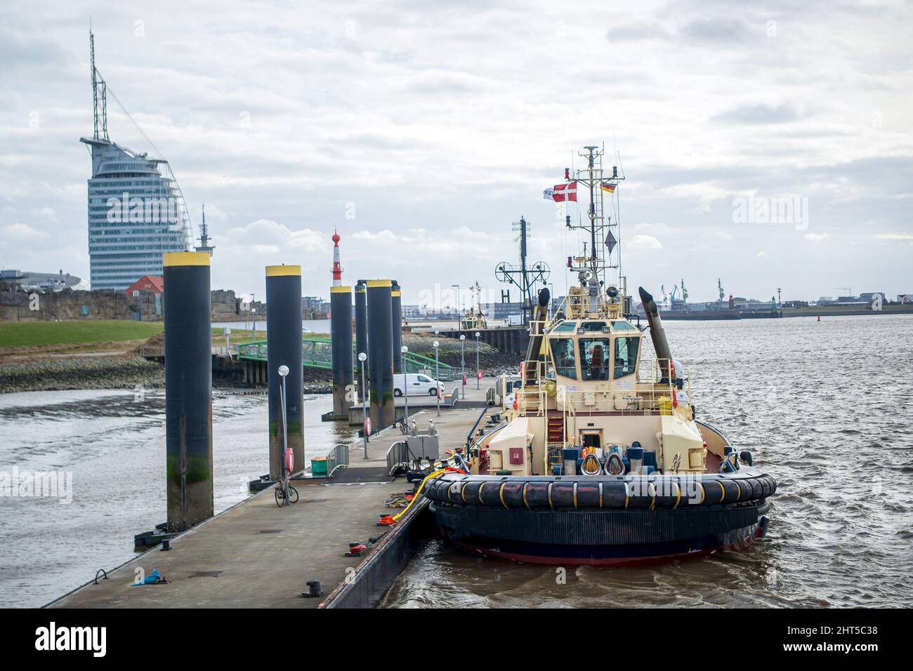 Bremerhaven, Deutschland. 24.. Februar 2022. Am Schleppsteg liegt ein Schlepper der Reederei Svitzer. Wenn sich ein Containerschiff einem Hafen nähert, werden Schlepper aktiv: Sie manövrieren die Riesen bis zu ihren Liegeplätzen an der Kaimauer. Es handelt sich um einen klassischen Hafendienst, der in Bremerhaven einen heftigen Streit ausgelöst hat. Die alteingesessenen Schlepperunternehmen sehen sich bedroht. Quelle: Sina Schuldt/dpa/Alamy Live News Stockfoto