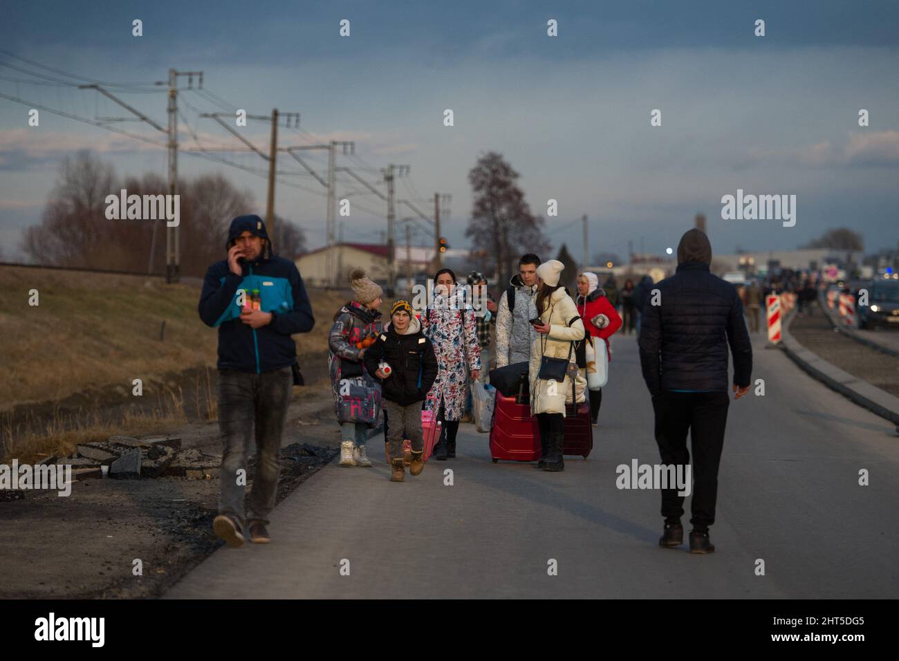 Ukrainische Flüchtlinge werden am 26. Februar 2022 nach dem russischen ...