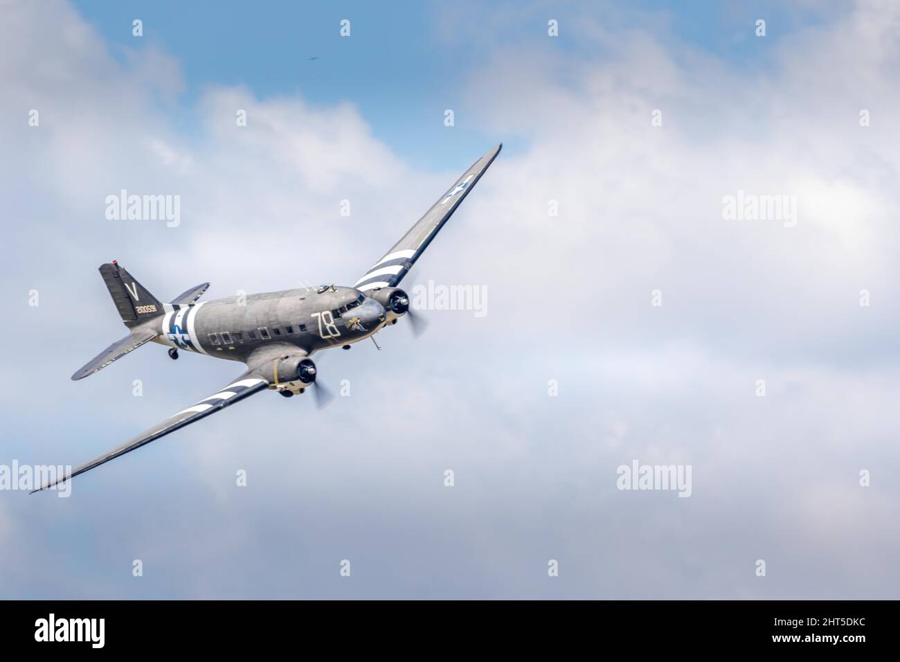 Militärflugzeug Douglas C47 Skytrain während des Fluges Stockfoto