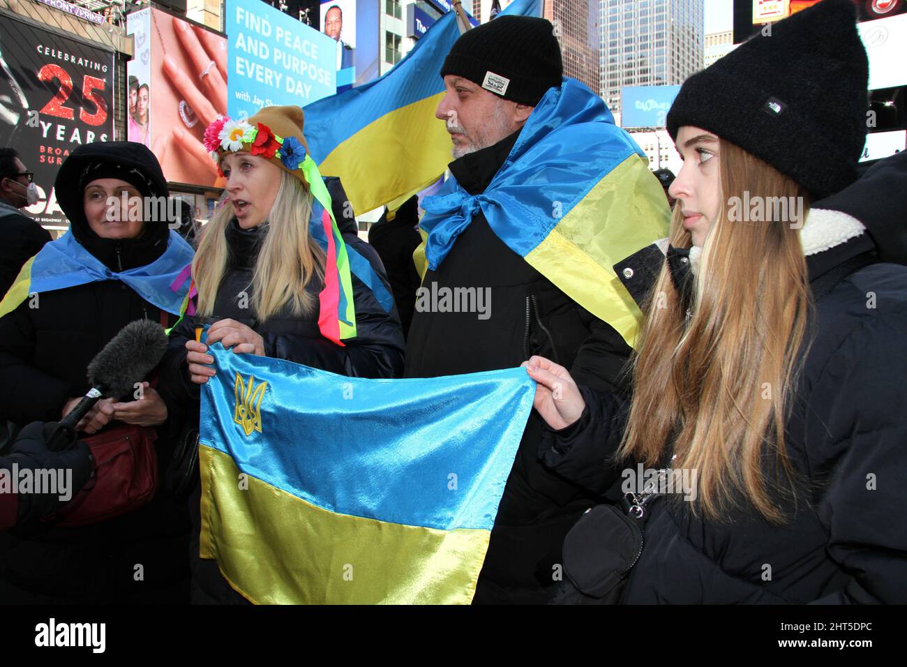 New York, New York, USA. 26.. Februar 2022. 26. Februar 2022 New York, .Pro Ukrainisch Protest an der Kreuzung der Welt in New York City. Demonstranten versammelten sich, um die Bevölkerung der Ukraine zu unterstützen. (Bild: © Bruce Cotler/ZUMA Press Wire) Stockfoto