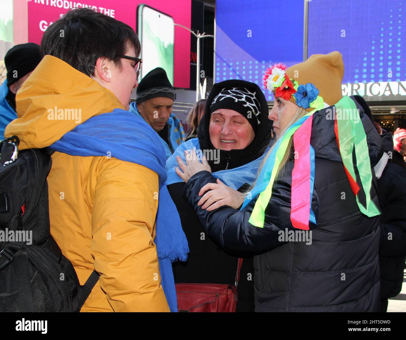 New York, New York, USA. 26.. Februar 2022. 26. Februar 2022 New York, .Pro Ukrainisch Protest an der Kreuzung der Welt in New York City. Demonstranten versammelten sich, um die Bevölkerung der Ukraine zu unterstützen. (Bild: © Bruce Cotler/ZUMA Press Wire) Stockfoto