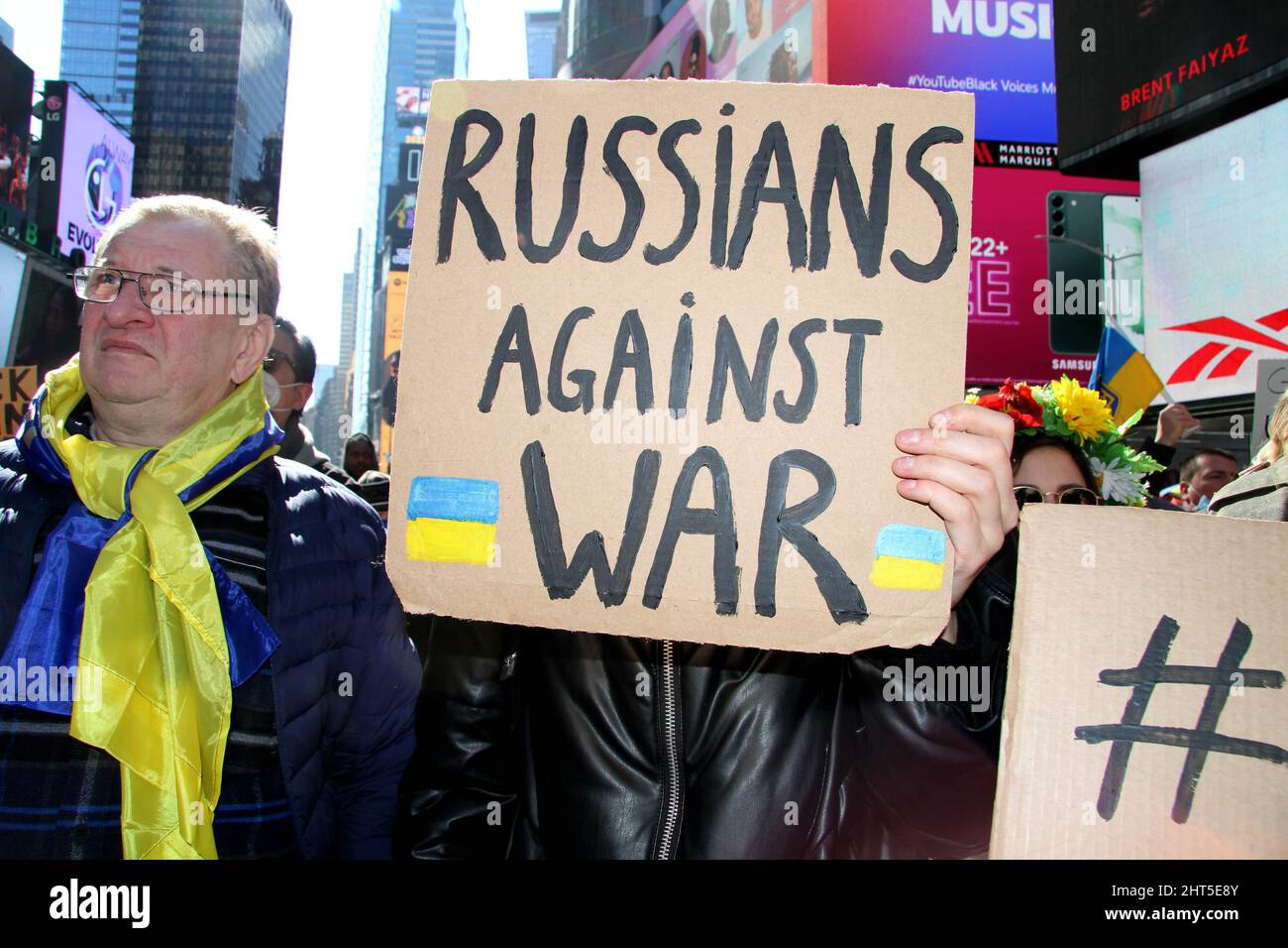 New York, New York, USA. 26.. Februar 2022. 26. Februar 2022 New York, .Pro Ukrainisch Protest an der Kreuzung der Welt in New York City. Demonstranten versammelten sich, um die Bevölkerung der Ukraine zu unterstützen. (Bild: © Bruce Cotler/ZUMA Press Wire) Stockfoto