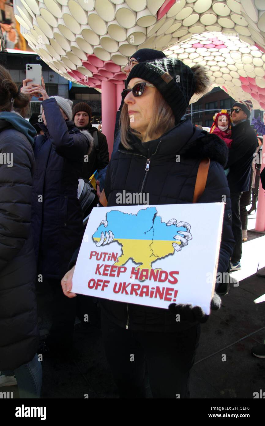 New York, New York, USA. 26.. Februar 2022. 26. Februar 2022 New York, .Pro Ukrainisch Protest an der Kreuzung der Welt in New York City. Demonstranten versammelten sich, um die Bevölkerung der Ukraine zu unterstützen. (Bild: © Bruce Cotler/ZUMA Press Wire) Stockfoto