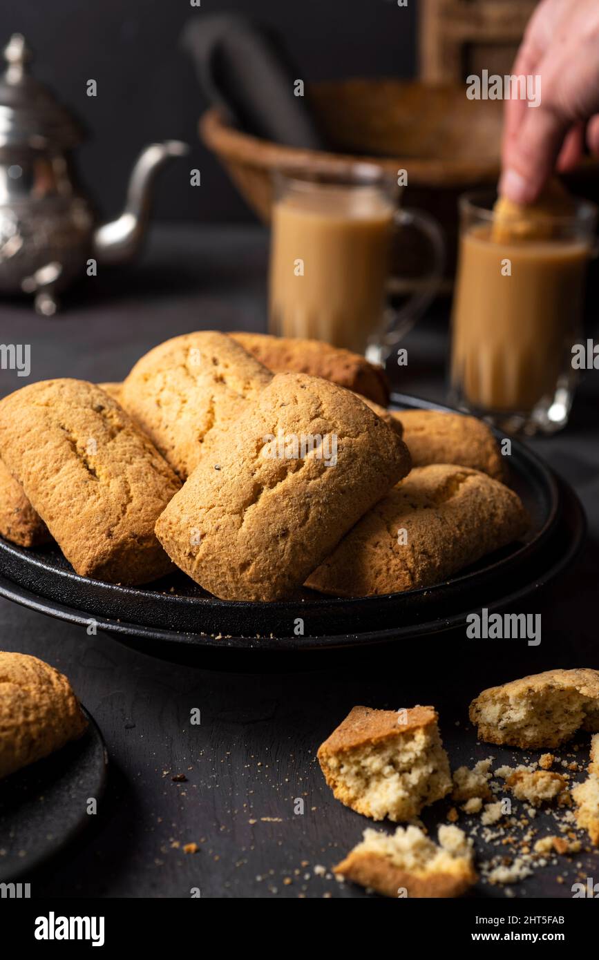 arabische kaak Kekse mit Kaffee auf schwarzem Teller Stockfoto