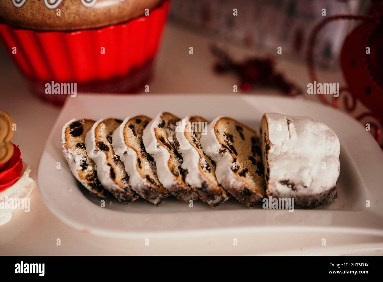 Eine Nahaufnahme eines Weihnachtstisches mit leckeren Süßigkeiten und Kuchen Stockfoto