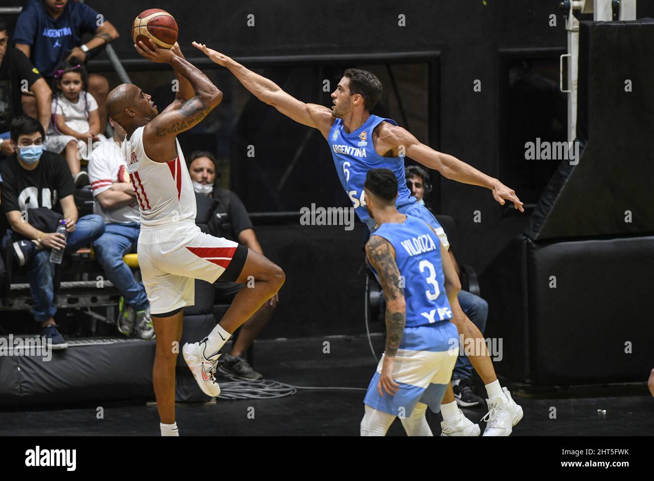 Ernesto Oglivie (Panamá) gegen Argentinien. FIBA World Cup Qualifiers 2022 Stockfoto