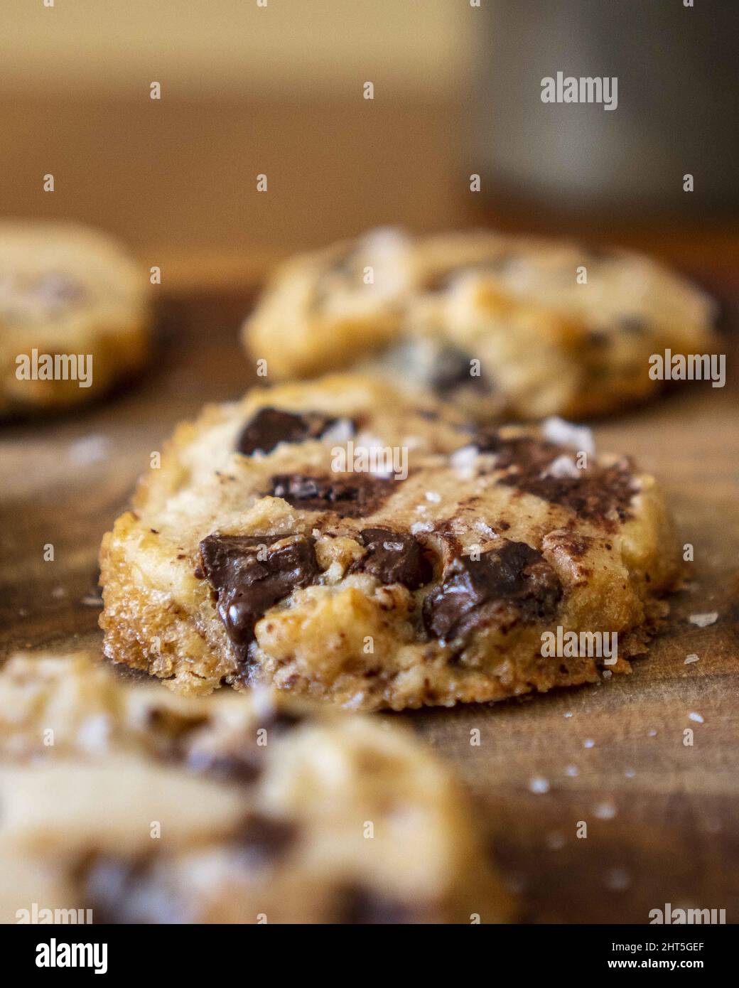 Vertikale Aufnahme von Chocolate Chip Cookies Stockfoto