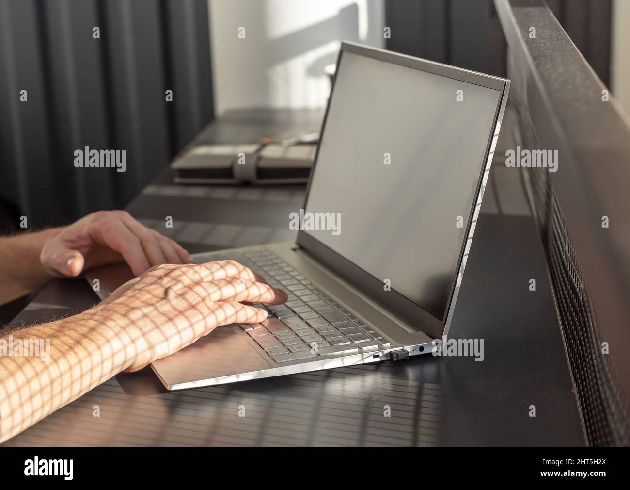 Mann mit Laptop für Bildung, Arbeit, soziale Kommunikation. Übergibt den Computer aus der Nähe. Hochwertige Fotos Stockfoto