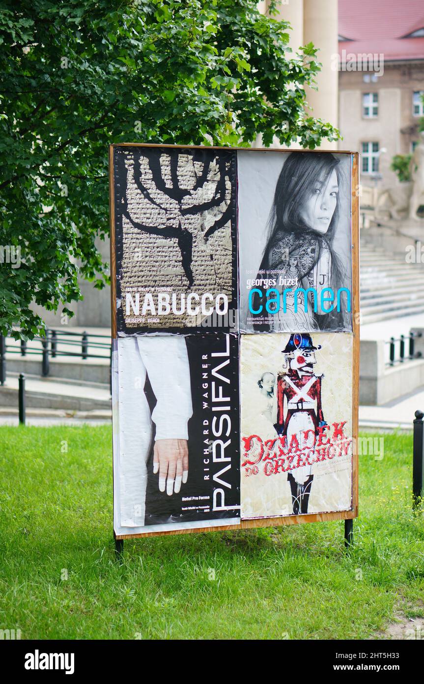 Ein Werbeplakat mit Musicals und Konzerten, darunter Nabucco, Parsifal und Carmen. Stockfoto