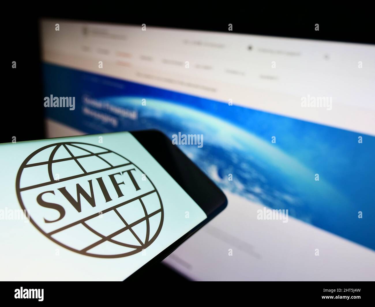 Mobiltelefon mit Logo des Banktransaktionssystems SWIFT auf dem Bildschirm vor der Website. Konzentrieren Sie sich auf die Mitte des Telefondisplays. Stockfoto