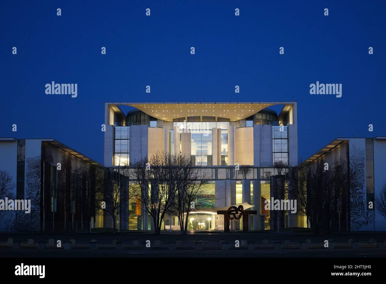 Berlin, Deutschland. 27.. Februar 2022. Am Morgen leuchten die Lichter im Kanzleramt. Heute findet eine Sondersitzung des Bundestages zum Krieg in der Ukraine statt. Der russische Präsident Wladimir Putin hatte am Donnerstagmorgen den Angriff auf die Ukraine begonnen. Quelle: Jörg Carstensen/dpa/Alamy Live News Stockfoto