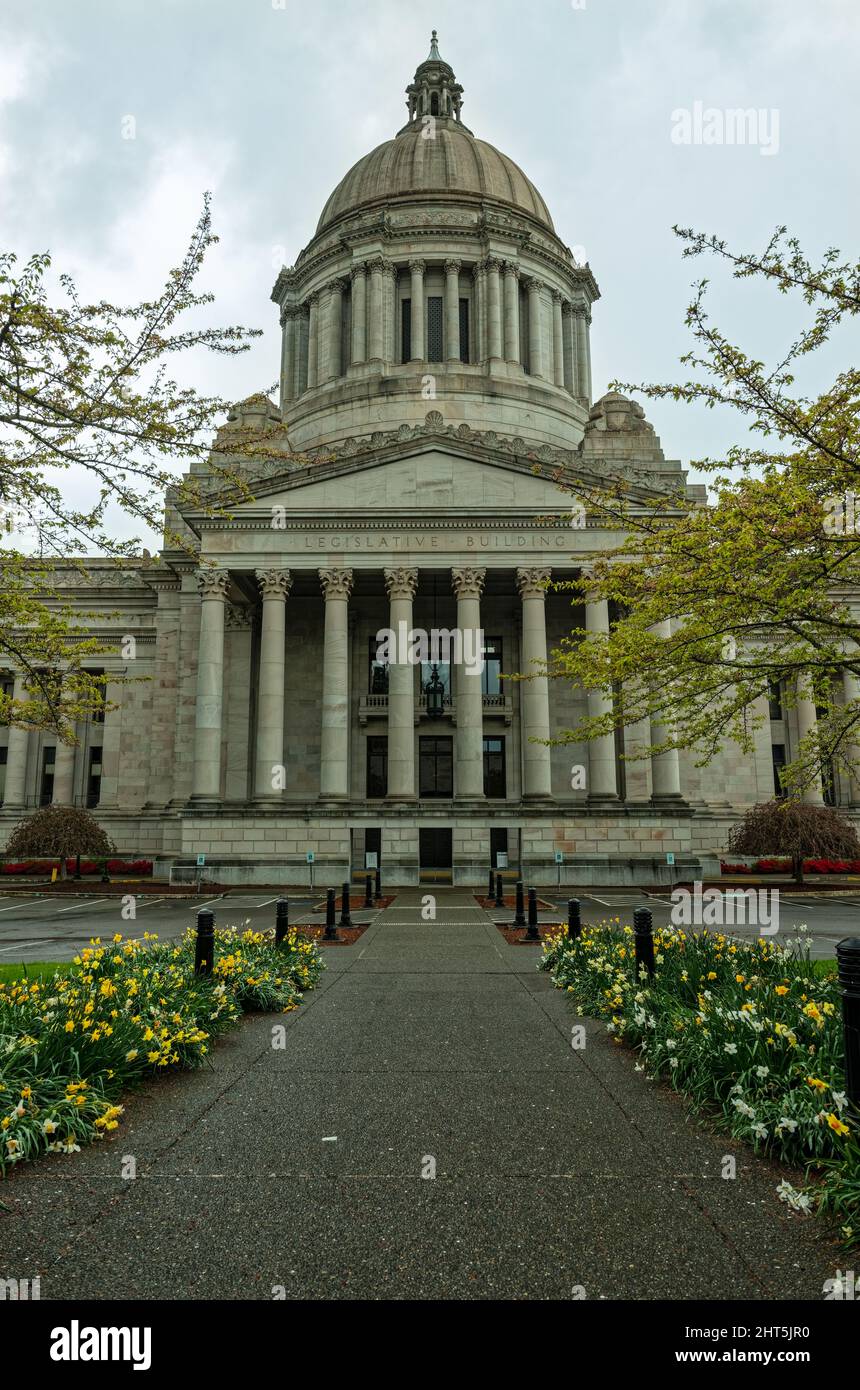 Blumen säumen den Weg zum hinteren Eingang der State Capitol in Olympia, Washington, USA Stockfoto