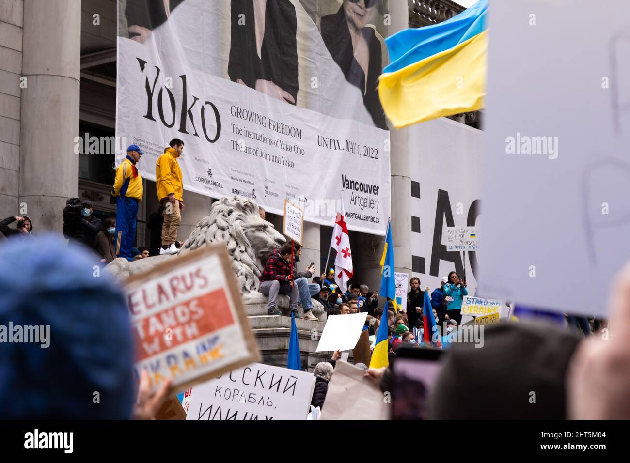 DOWNTOWN VANCOUVER, BC, KANADA - 26. FEBRUAR 2022: Protestkundgebung gegen Wladimir Putin und die russische Invasion in der Ukraine, an der Tausende teilnahmen Stockfoto