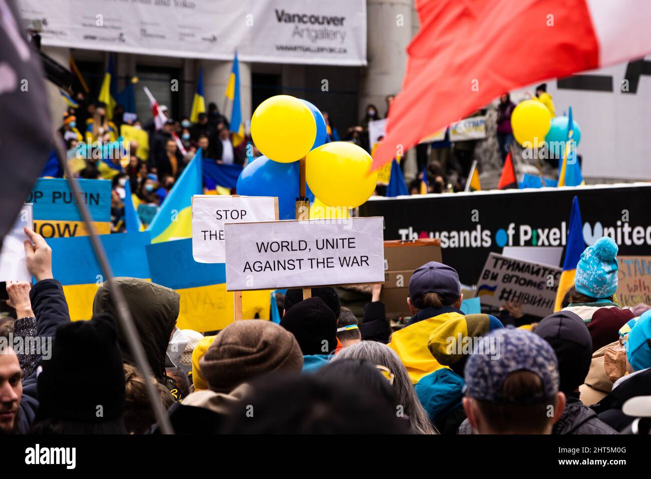 DOWNTOWN VANCOUVER, BC, KANADA - 26. FEBRUAR 2022: Protestkundgebung gegen Wladimir Putin und die russische Invasion in der Ukraine, an der Tausende teilnahmen Stockfoto