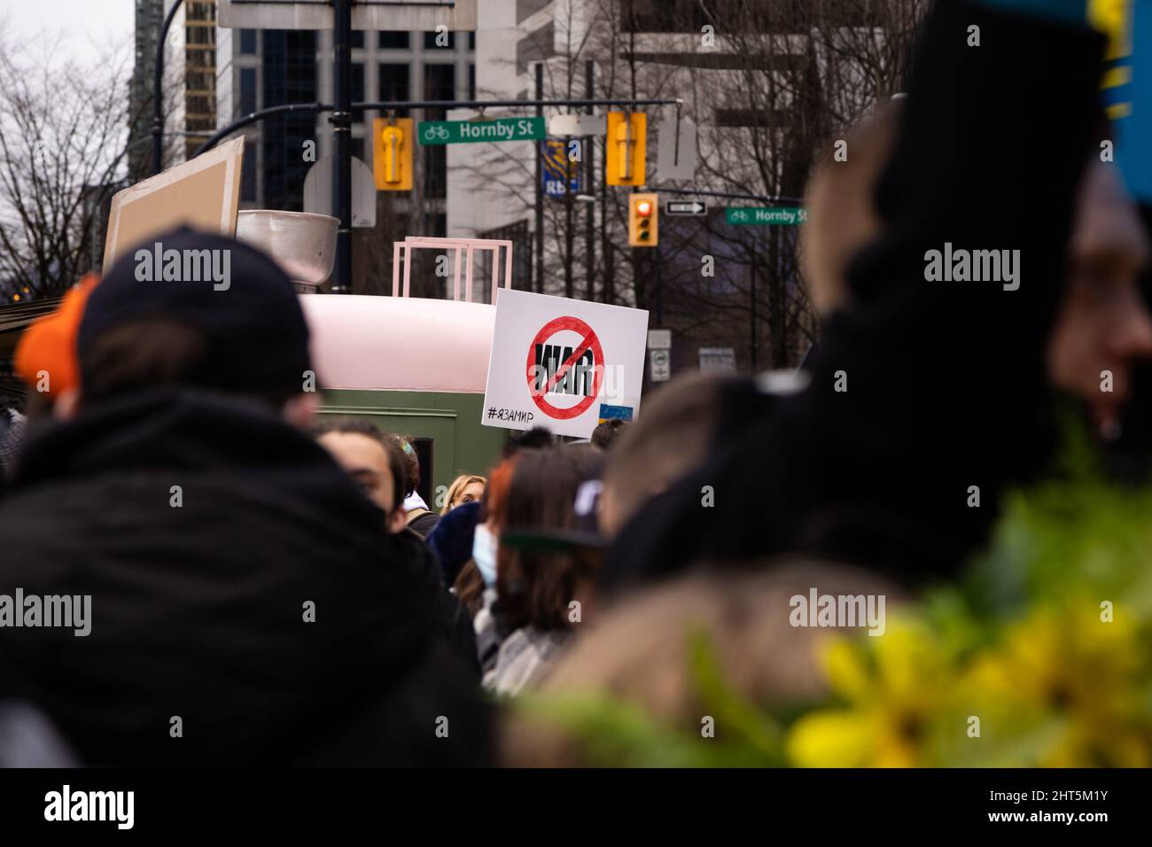 DOWNTOWN VANCOUVER, BC, KANADA - 26. FEBRUAR 2022: Protestkundgebung gegen Wladimir Putin und die russische Invasion in der Ukraine, an der Tausende teilnahmen Stockfoto