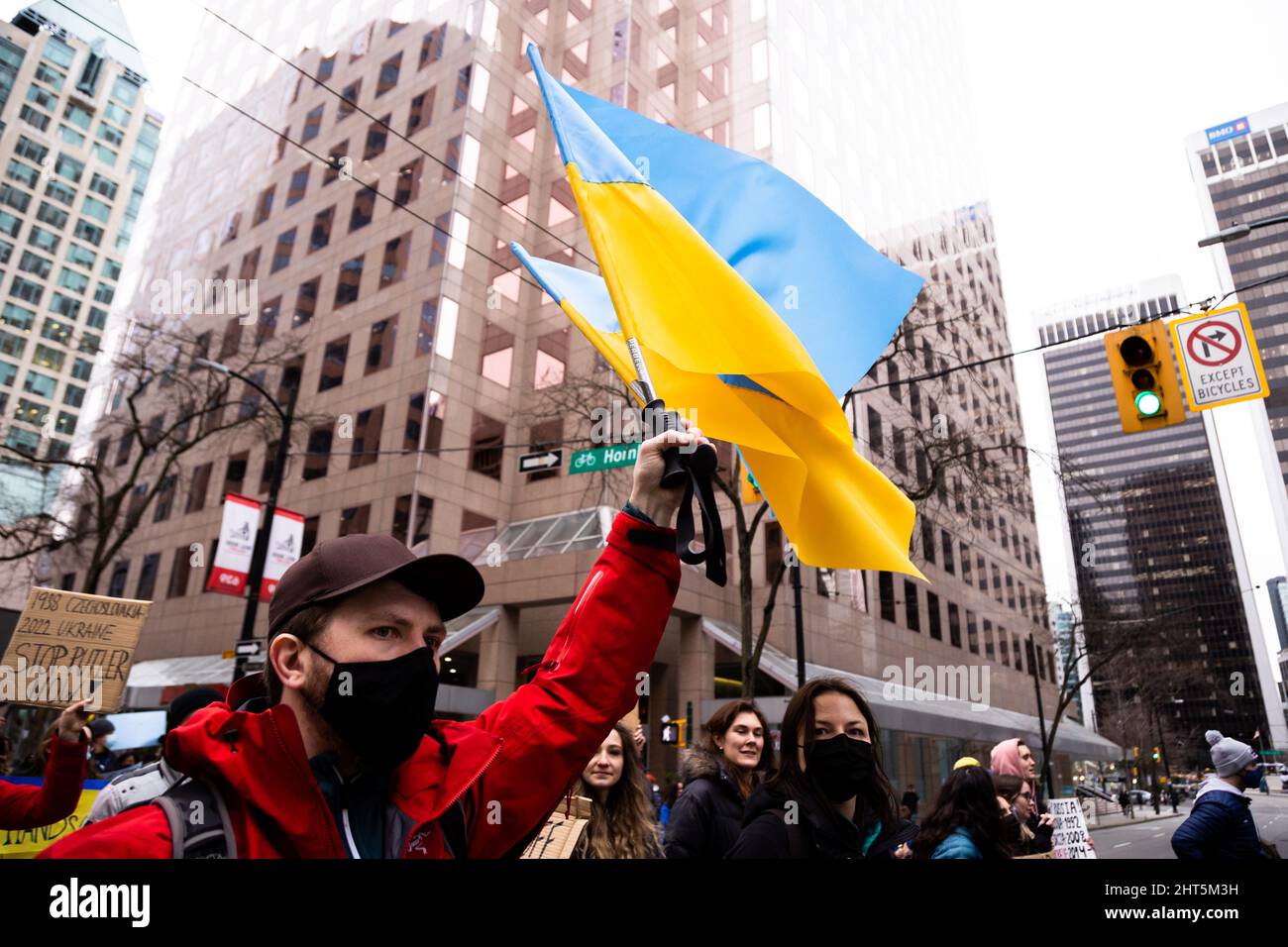 DOWNTOWN VANCOUVER, BC, KANADA - 26. FEBRUAR 2022: Protestkundgebung gegen Wladimir Putin und die russische Invasion in der Ukraine, an der Tausende teilnahmen Stockfoto