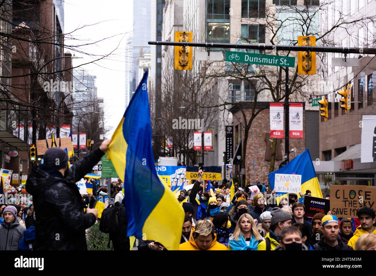 DOWNTOWN VANCOUVER, BC, KANADA - 26. FEBRUAR 2022: Protestkundgebung gegen Wladimir Putin und die russische Invasion in der Ukraine, an der Tausende teilnahmen Stockfoto