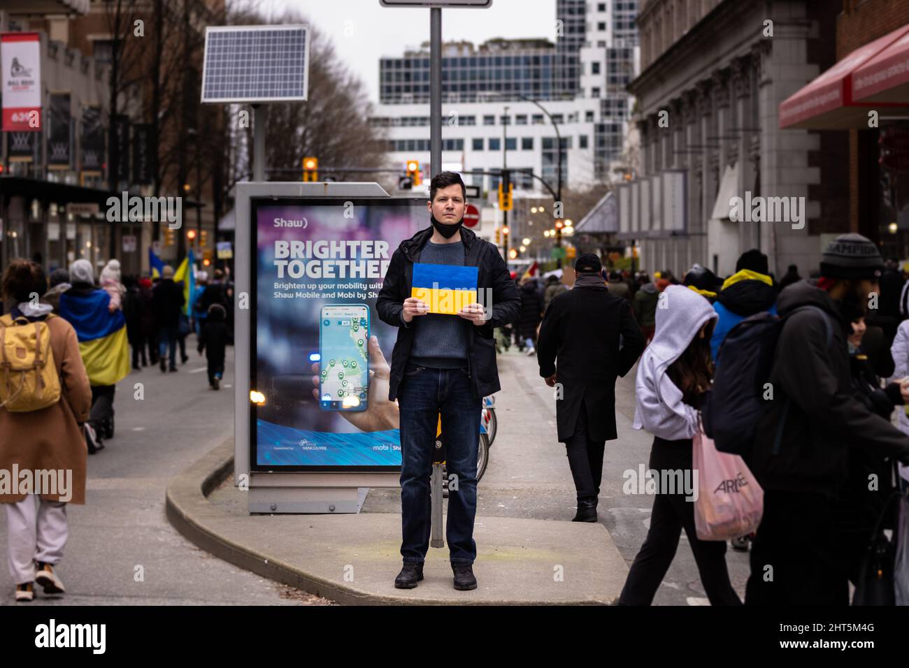 DOWNTOWN VANCOUVER, BC, KANADA - 26. FEBRUAR 2022: Protestkundgebung gegen Wladimir Putin und die russische Invasion in der Ukraine, an der Tausende teilnahmen Stockfoto