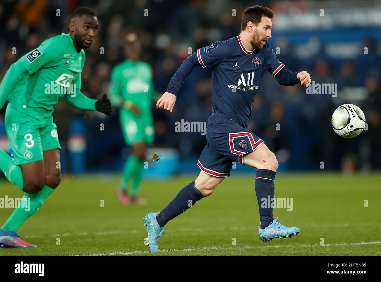 Paris, Frankreich. 27.. Februar 2022. Lionel Messi (R) von Paris Saint Germain kontrolliert den Ball während eines Fußballspiels der französischen Ligue 1 zwischen Paris Saint Germain (PSG) und Saint Etienne in Paris, Frankreich, am 26. Februar 2022. Quelle: Xinhua/Alamy Live News Stockfoto