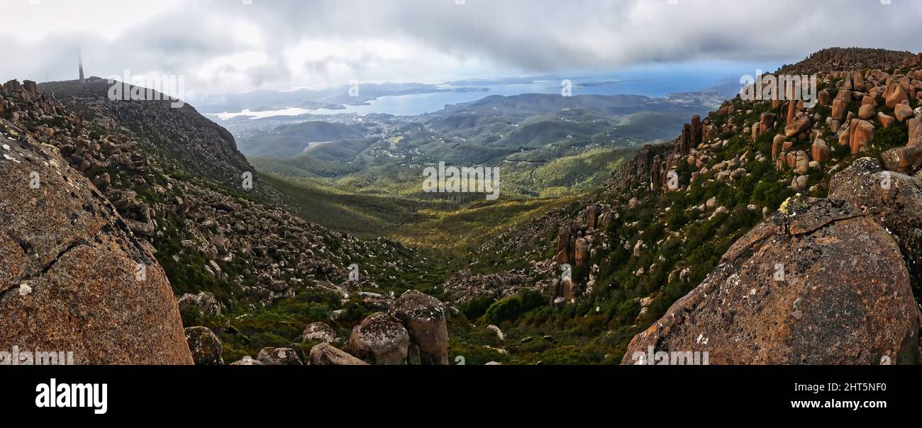 Ein Panoramablick vom Berggipfel. Stockfoto