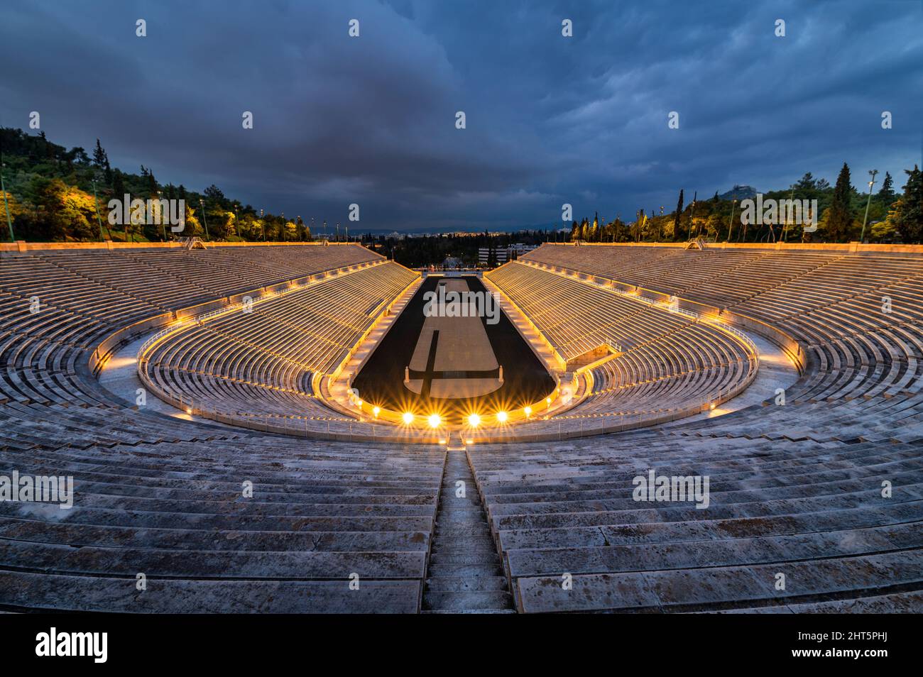 Beleuchtetes Panathinaic-Stadion in Athen, Griechenland bei Dämmerung Stockfoto