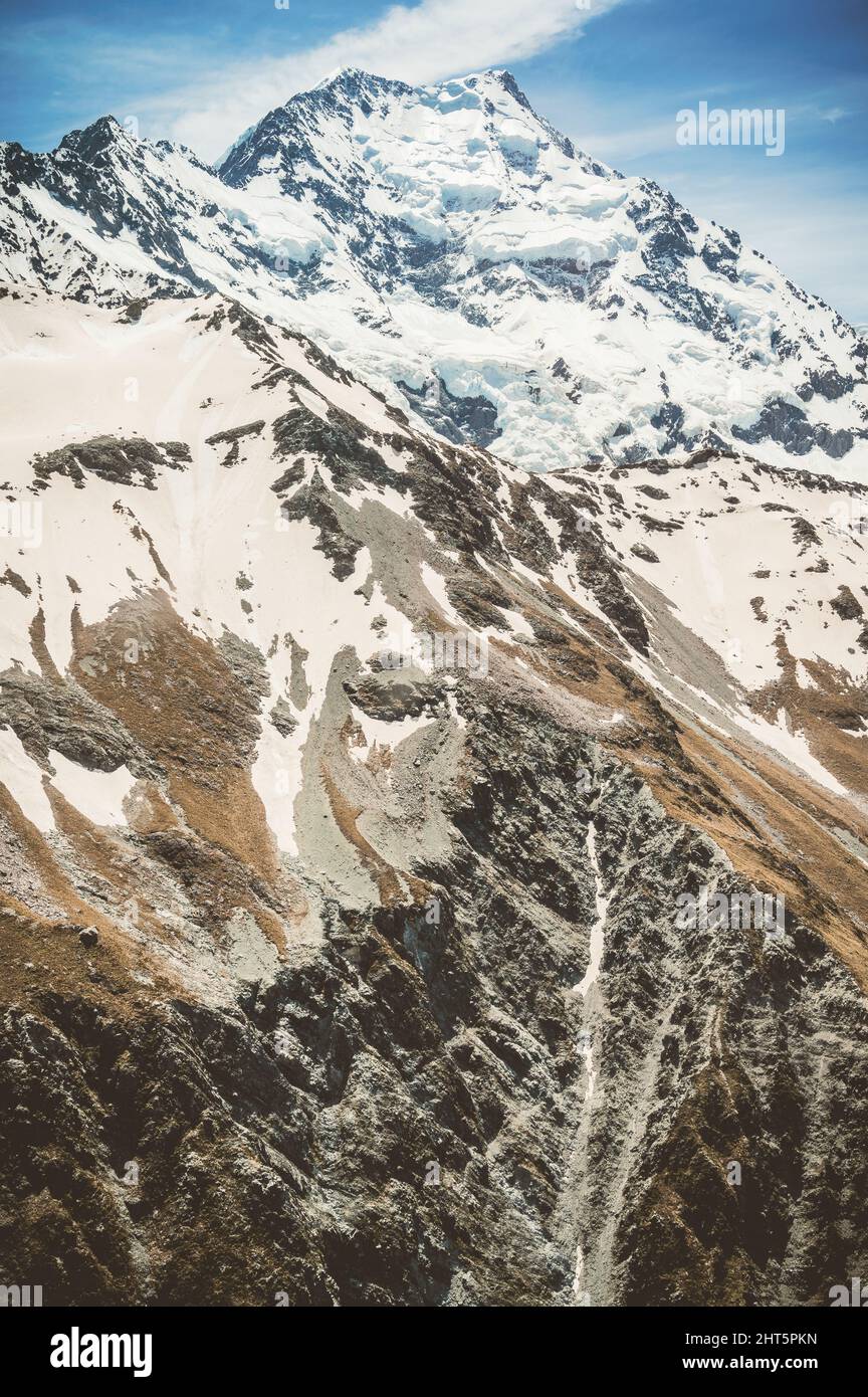 Eine vertikale Aufnahme der verschneiten Hügel von Mt. Cook, Canterbury, Neuseeland, Südinsel Stockfoto