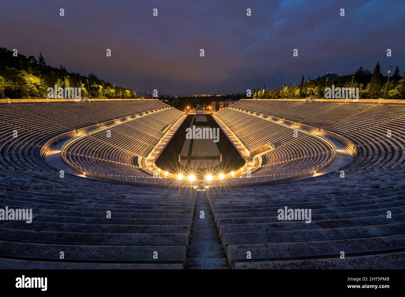 Beleuchtetes Panathinaic-Stadion in Athen, Griechenland bei Dämmerung Stockfoto