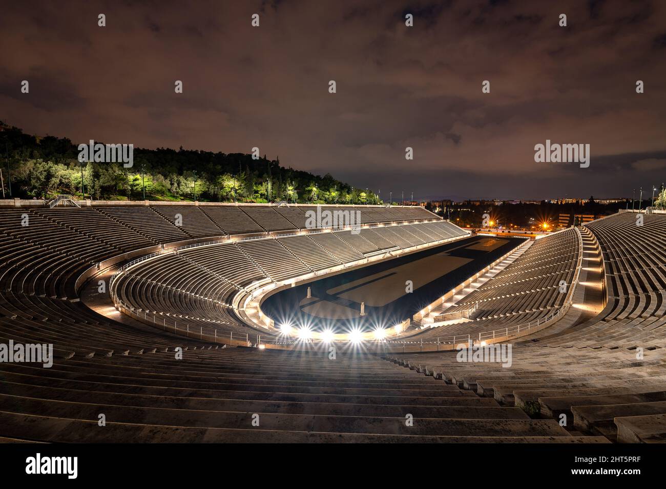 Beleuchtetes Panathinaic-Stadion in Athen, Griechenland bei Dämmerung Stockfoto