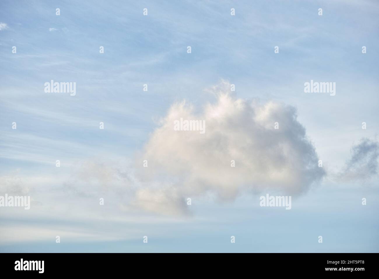Wispige Wolken am Sommerhimmel. Wispy weiße Wolken gegen einen blauen Himmel. Stockfoto