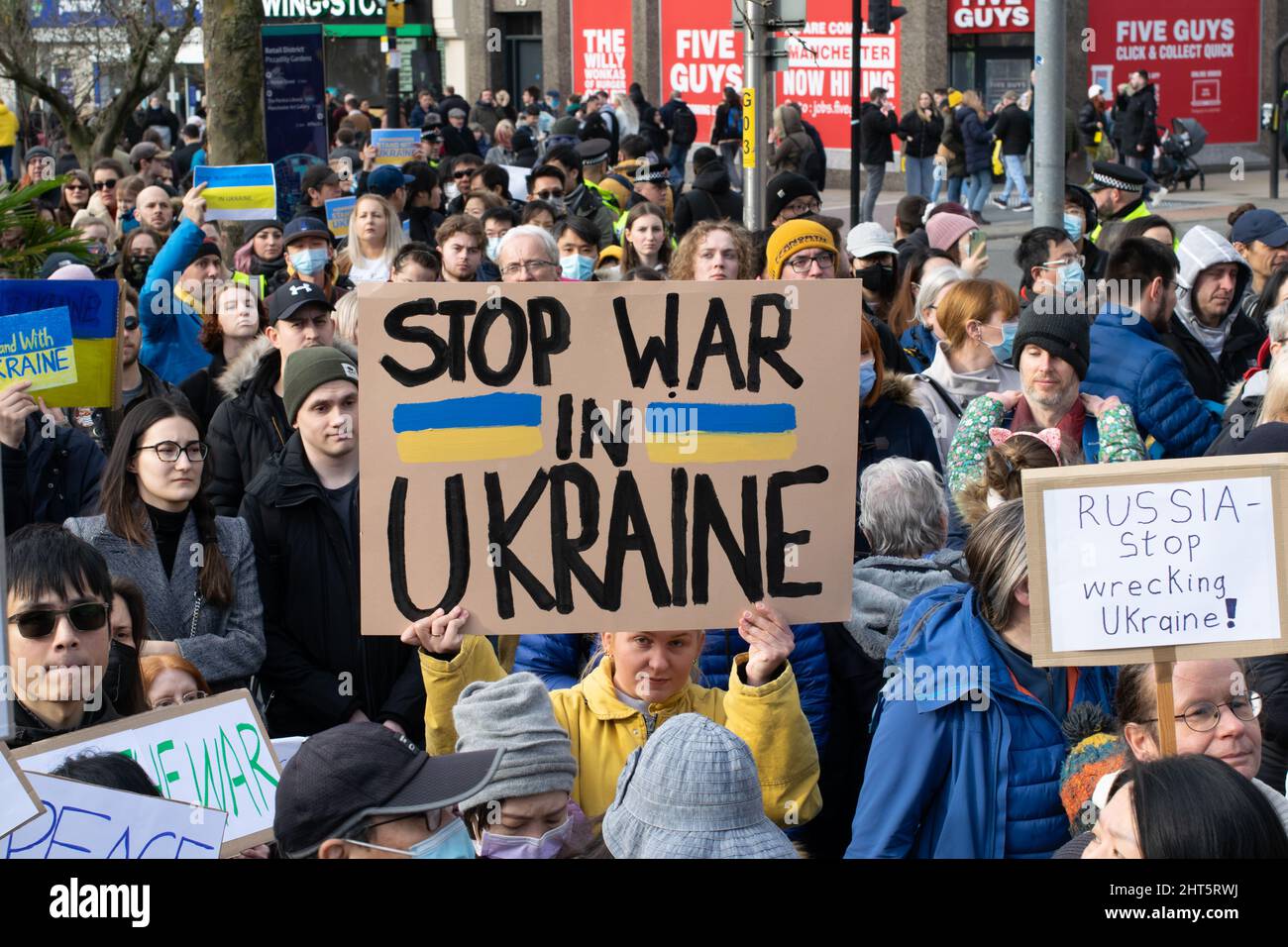 Stand mit Protest der Ukraine, Piccadilly Gardens, Manchester. Protestler mit Zeichentext Stoppt den Krieg in der Ukraine Stockfoto