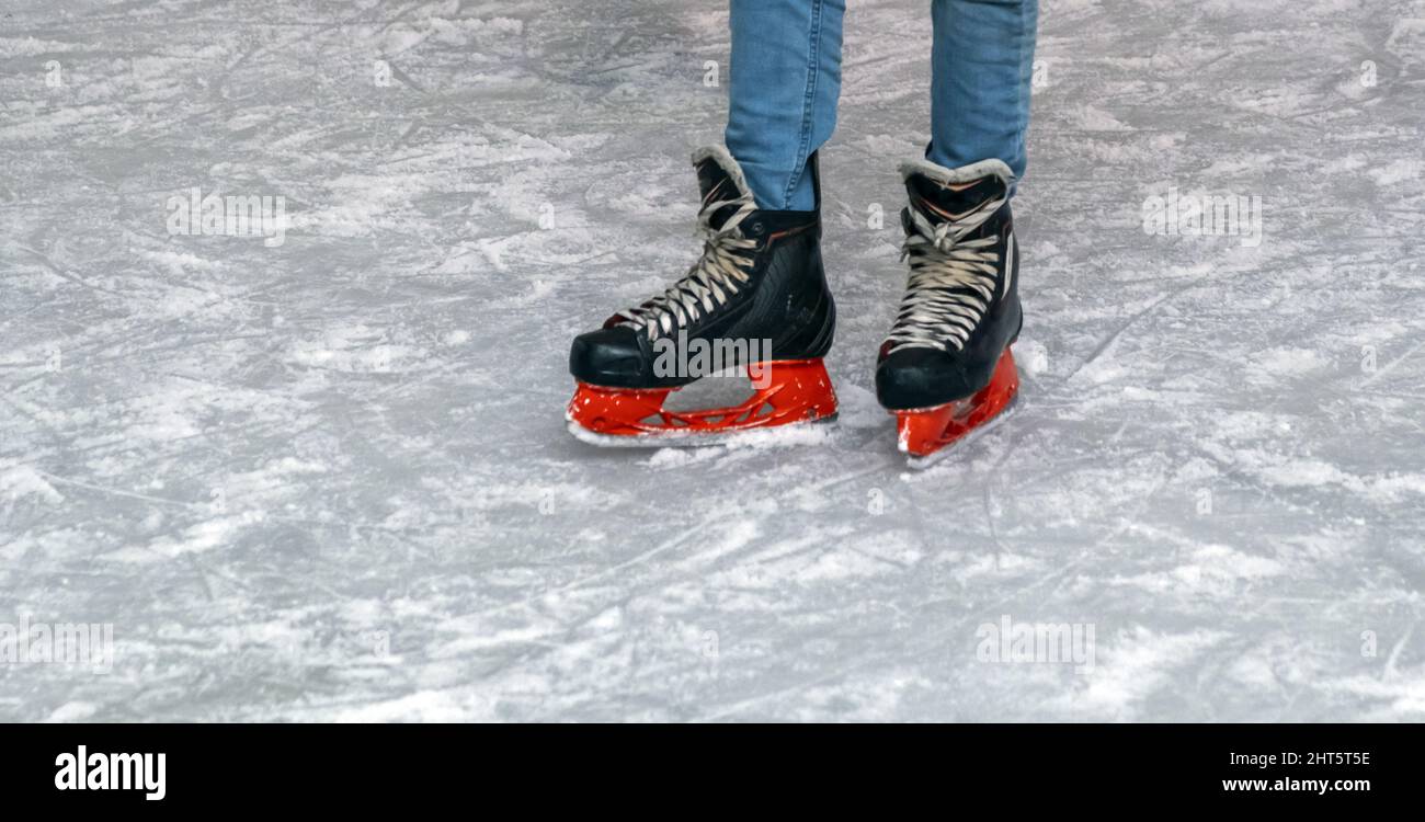 Nahaufnahme der Füße eines Skaters auf dem Eis. Stockfoto