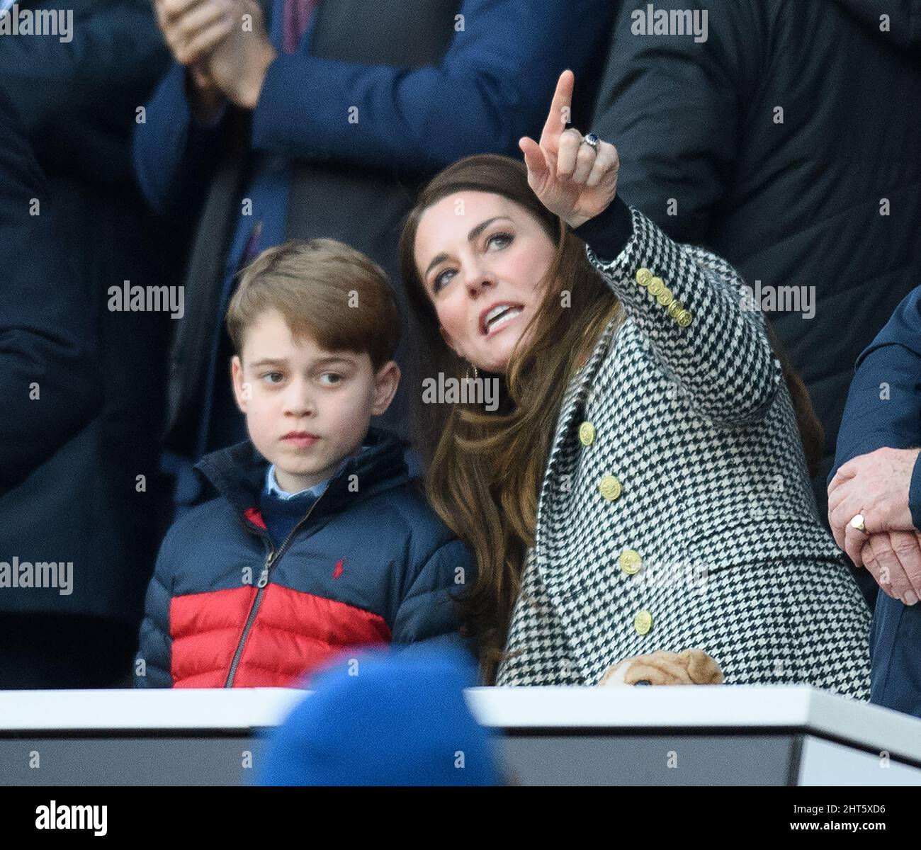 Twickenham, london, Großbritannien. 26. Februar 2022 - England gegen Wales - Guinness Six Nations - Twickenham Stadium Catherine Duchess of Cambridge und Prince George während des Spiels gegen Wales Bildquelle : © Mark Pain / Alamy Live News Stockfoto