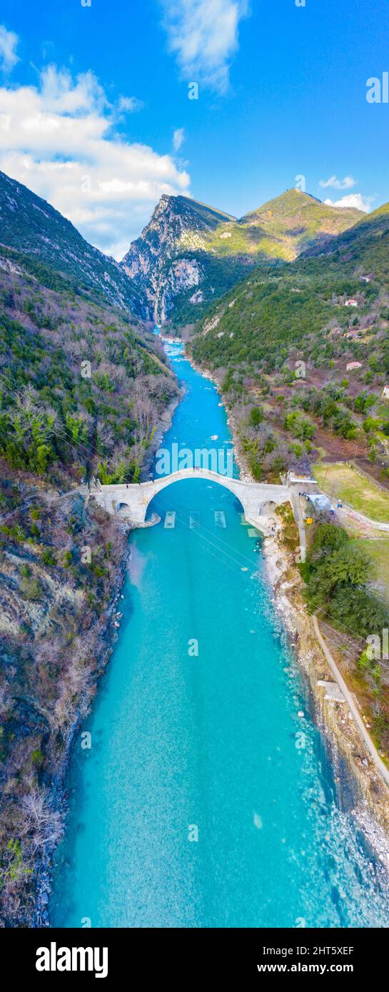 Die große gewölbte Steinbrücke von Plaka am Arachthos-Fluss, Tzoumerka, Griechenland. Stockfoto