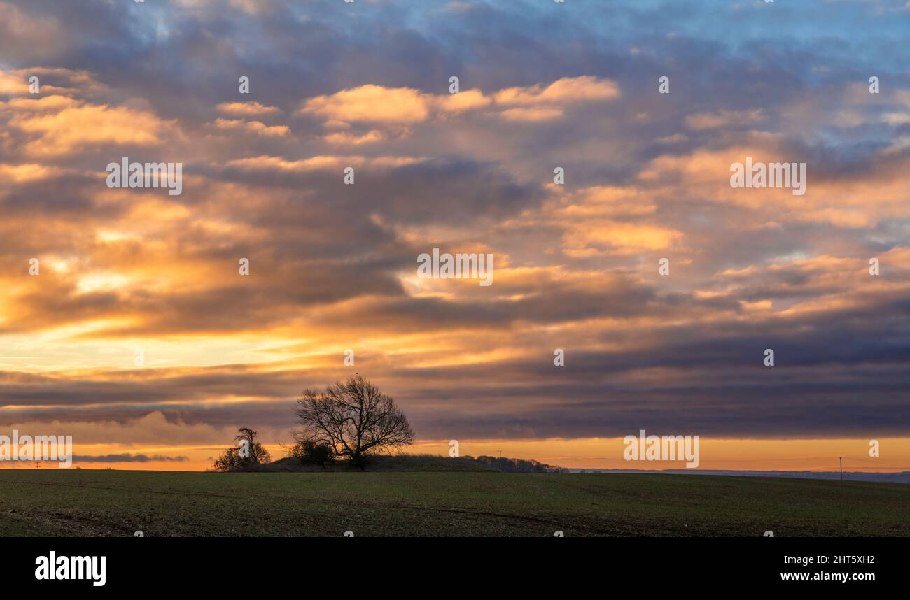 Farbenprächtiger Morgenhimmel über den Marlborough Downs von Barbury Castle Wiltshire Südwesten Englands Stockfoto