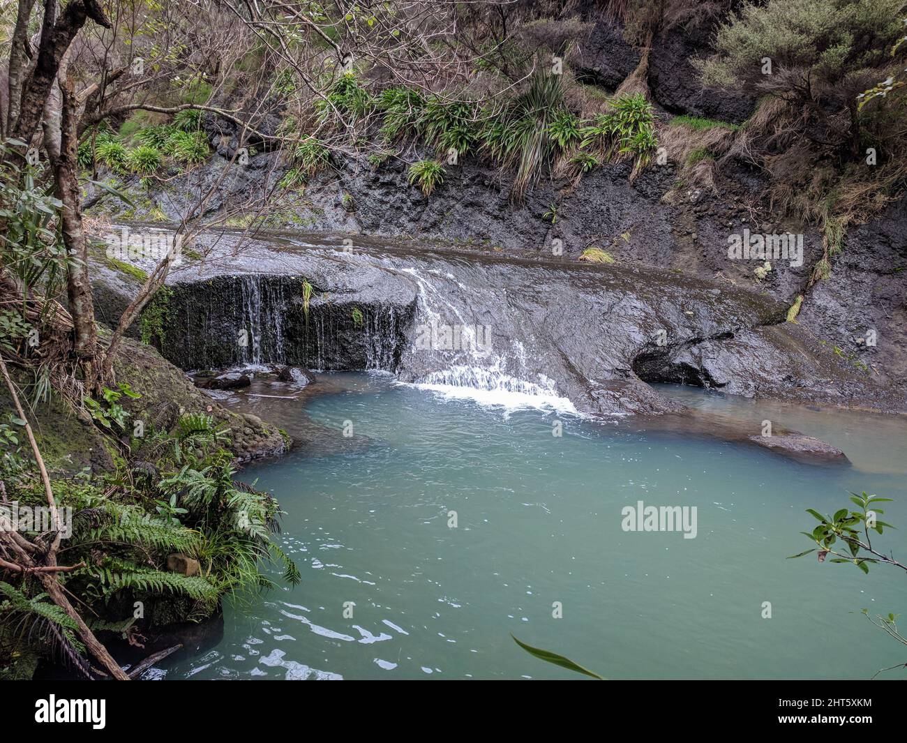 Der Blick auf die Wainamu Wasserfälle, Neuseeland. Stockfoto