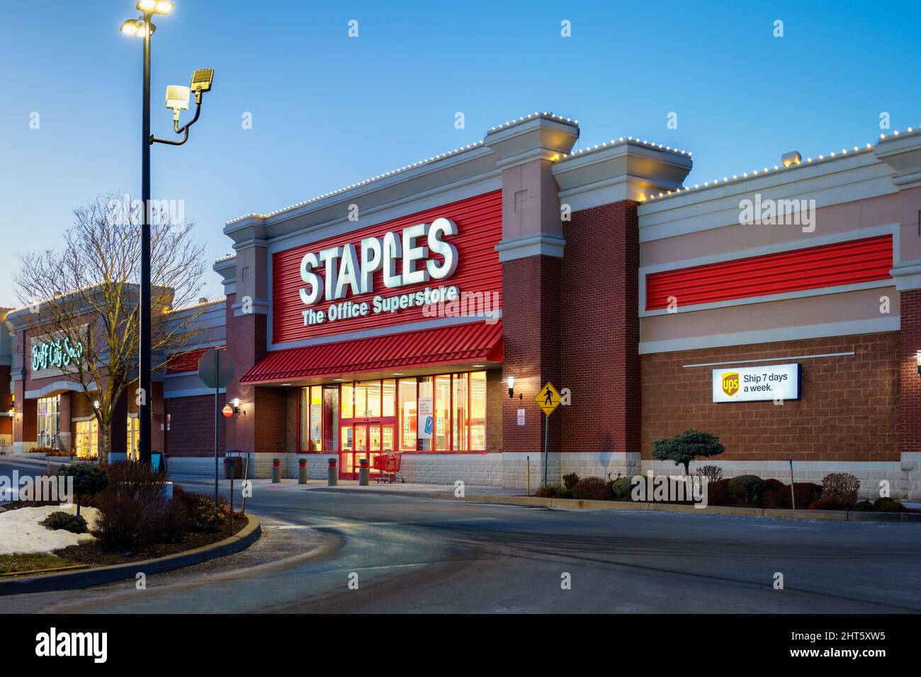 New Hartford, New York - 24. Feb 2022: Nahaufnahme Nacht Blick auf Staples das Büro Superstore Gebäude Außenansicht. Staples Inc. Ist ein US-amerikanisches Einzelhandelsunternehmen Stockfoto