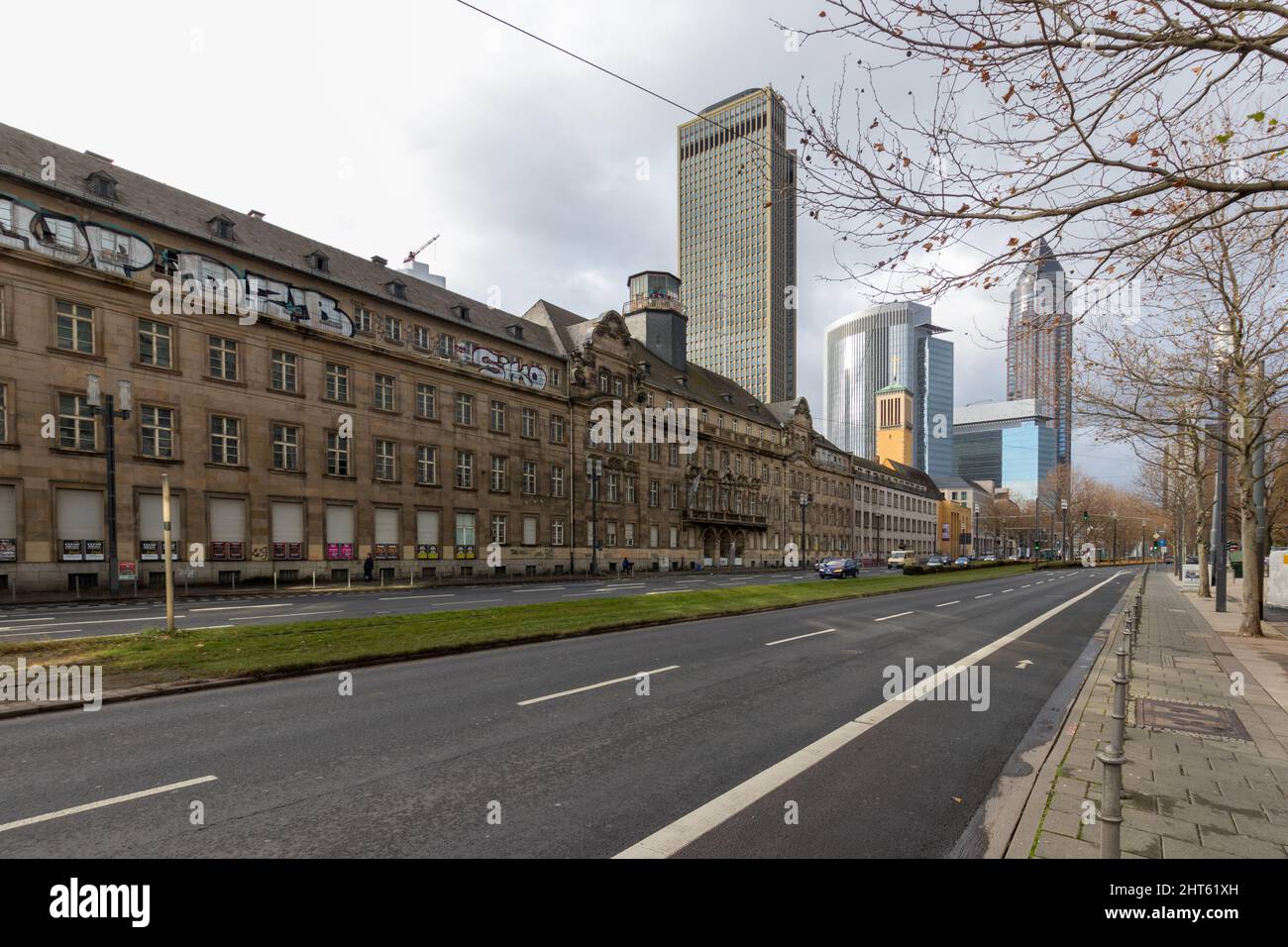 Altes Polizeipräsidium in Frankfurt mit Blick auf die Skyline Stockfoto