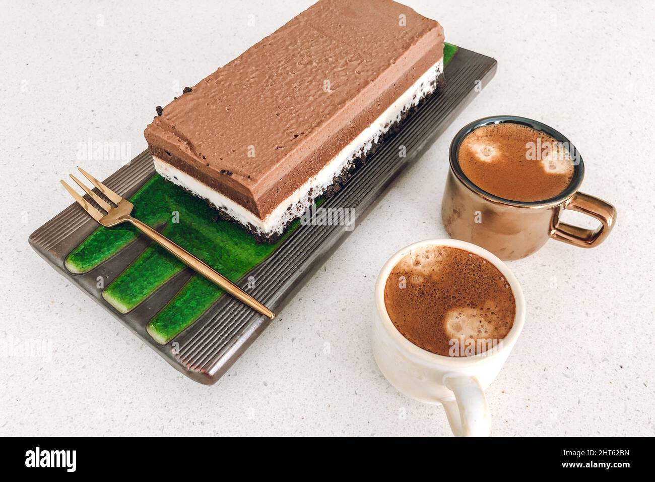 Nahaufnahme eines Schokoladenmousse-Kuchens in Peking Stockfoto